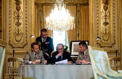 François Hollande avec ses chefs de guerre à l'Elysée en 2014: à sa droite, le chef d'état-major des armées, le général Pierre de Villiers ; à sa gauche, le chef d'état-major particulier du président, le général Benoît Puga.