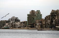 Une vue de la ville de Benghazi en ruine, en octobre 2015. Face à l'essor de l'État islamique en Libye, la communauté internationale a choisi de passer outre les réticences et de faire signer un accord par ceux qui l'acceptent.