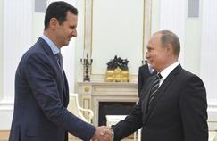 Bachar el-Assad serre la main à Vladimir Poutine, lors d'une visite au Kremlin, en octobre dernier.