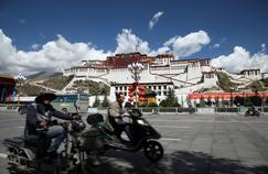 La Place de la libération pacifique du Tibet, à Lhassa, nom officiel de l'esplanade que domine le palais du Potala, résidence d'hiver du dalaï lama depuis le VII e siècle. à Lhassa.