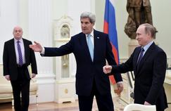 Rencontre, mardi au Kremlin, entre Vladimir Poutine (à droite) et le secrétaire d'État américain, John Kerry (au centre).
