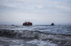 Des migrants à l'approche des côtes grecques, le 16 décembre.