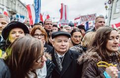 Jaroslaw Kaczynski, le frère jumeau de l'ancien président Lech Kaczynski et chef de file du parti Droit et Justice (PiS), a pris part à une manifestation devant le Tribunal constitutionnel, la semaine dernière, à Varsovie