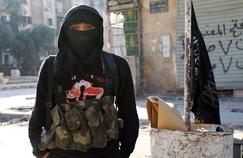 Un djihadiste du front al-Nosra en janvier 2014 dans une rue d'Alep, dans le nord de la Syrie.