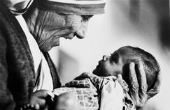 Mère Teresa portant un enfant dans son orphelinat de Calcutta, en 1978.