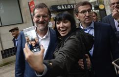 Le premier ministre,  Mariano Rajoy (à gauche), pose pour un selfie,  dans le centre de Vigo,  le 16 decémbre.