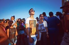 Jeunes gens à un concert, dimanche dernier à La Havane. Le rapprochement avec les États-Unis a créé un appel d'air pour la culture américaine, autrefois bannie.
