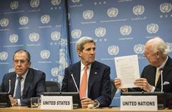 Le secrétaire d'Etat américain John Kerry (C), aux côtés du ministre des Affaires étrangères russes Sergueï Lavrov (G), le 18 décembre 2015 à l'issue d'une réunion du Conseil de sécurité sur la Syrie.