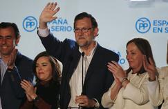 Au centre, le premier ministre espagnol, Mariano Rajoy au QG de campagne du Partido popular, après le résultat des élections. Il est entouré de membres du parti et de son épouse, Elvira Fernandez, à sa droite.