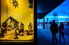Une crèche de la Nativité dans une vitrine d'un magasin de Wadena (Minnesota).