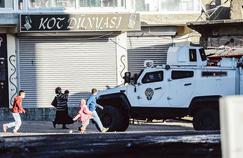 Un véhicule blindé des forces spéciales turques patrouille dans les rues de Sirnak.
