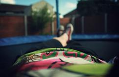 2016 sera moins bénéfique aux salariés que 2015, qui comptait un nombre record de week-ends prolongés et de ponts (Crédit: Leah Tautkute, 128/365 Chilling on the Trampoline, via Flickr sous licence Creative commons)