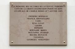 Plaque commémorative, apposée ce matin en l'honneur des victimes du 7 janvier, sur laquelle Wolinski est écrit avec un «y».