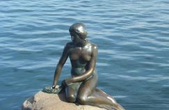 La sculpture de la Petite Sirène, située sur un rocher dans le port de Copenhague, attire chaque année des milliers de touristes.