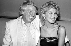 Robert Stigwood et l'actrice Cynthia Rhodes, en 1983.