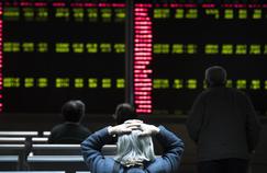 À Pékin, des investisseurs scrutent les mouvements de la Bourse.