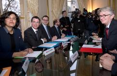 Accompagné de Myriam El Khomri, sa ministre du Travail, le premier ministre, Manuel Valls, a reçu lundi à Matignon, les représentants syndicaux et patronaux.