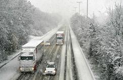 Neige et verglas font leurs apparitions vendredi de la Moselle à l'Isère, annoncent les principales chaînes d'informations météo.