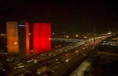 Les deux silos de béton de Ciments Calcia sont l'œuvre architecturale de Franck Vialet (VIB Architecture). Laurent Grasso les a transformés en œuvre lumineuse perpétuellement en mouvement.