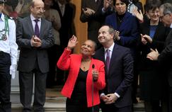 Passation de pouvoir entre Christiane Taubira et Jean-Jacques Urvoas, mercredi, place Vendôme.