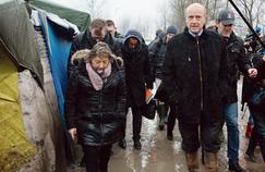 Alain Juppé, accompagné de Natacha Bouchart, la maire de Calais, visite mercredi le camp baptisé la «jungle».