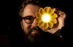 «Olafur Eliasson with Little Sun» Photo Tomas Gislason © 2012 Little Sun