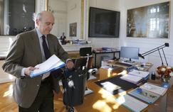 Alain Juppé dans son bureau à l'hôtel de ville de Bordeaux le 20 janvier 2016.