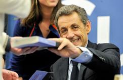 Nicolas Sarkozy lors d'une séance de dédicaces en librairie le 1er février.
