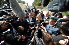 Marine Le Pen lors d'une conférence de presse organisée devant un centre de rétention pour migrants, sur l'île de Lampedusa, en mars 2011.