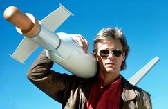 MacGyver (Richard Dean Anderson), quiet, with his Swiss army knife in the pocket and ready to leave for a new mission on the big screen.