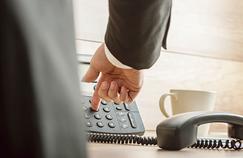 Orange, l'ex-France Télécom, prépare l'arrêt du réseau téléphonique filaire (RTC). Les combinés branchés à de simples prises téléphoniques murales ne sonneront alors plus.