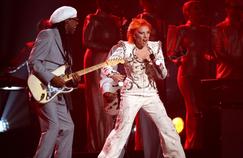 Lady Gaga, here accompanied by Nile Rodgers paid tribute to David Bowie by linking the tubes of the deceased, without any emotion, in a performance that was more athleticism than art.