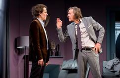 The singer Bénabar facing Pascal Demolon in a duo settled by Isabelle Nanty.