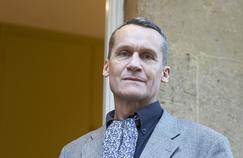 Andreï Makine, l'auteur du Testament français, a été élu dès le premier tour à l'Académie française au fauteuil numéro 5 d'Assia Djebar.