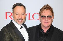 Elton John, soutenu par son mari David Furnish, a décidé de ne pas léguer sa fortune à ses deux enfants.