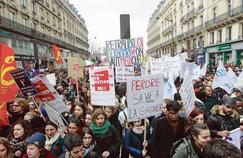 Des lycéens manifestent contre la loi travail, mercredi à Paris.