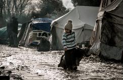 Un enfant dans la jungle de Grande-Synthe, près de Dunkerque.