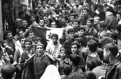 Dans la casbah d'Alger le 21 mars 1962: de jeunes algériens fêtent la fin de la guerre d'Algérie (accords d'Evian, 18 mars 1962.