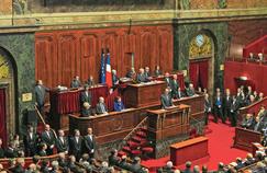 Le 16 novembre 2015, trois jours après les attentats de Paris, François Hollande annonce, devant le Congrès du Parlement à Versailles, qu'il va présenter une révision de la Constitution.