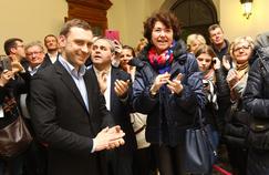 Julien Dive (à gauche), célébrant sa victoire en compagnie de Xavier Bertrand (à droite), dimanche, au Palais de Fervaques, à Saint-Quentin.