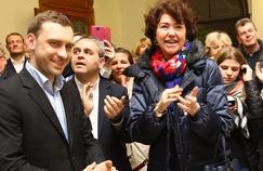 Julien Dive (à gauche), célébrant sa victoire en compagnie de Xavier Bertrand (à droite), dimanche, au Palais de Fervaques, à Saint-Quentin. - Crédits photo: Fred Haslin/PHOTOPQR/LE COURRIER PICARD