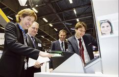 Démonstration du système de reconnaissance digitale de Morpho au salon Milipol, en novembre à Villepinte.