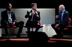 Manuel Valls, entouré des journalistes Olivier Guez et Olivier Mazerolle, le 4 avril à Paris lors d'un débat sur l'islamisme.