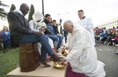 Le pape François lave les pieds de onze migrants dans un centre d'accueil près de Rome, le 24 mars dernier.