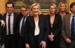 Les affaires judiciaires touchent son père et certains de ses proches. Mais Marine Le Pen se pose en victime et poursuit sa stratégie: présidentialiser son image et organiser son parti de manière méticuleuse pour les élections de 2017.