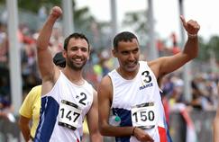Jonathan Hamou (armée de l'air) et Djamel Mastouri (armée de terre), après le 200 mètres aux Invictus Games d'Orlando, le 10 mai.