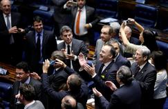 Après plus de vingt heures de discours, des sénateurs brésiliens se congratulent suite au vote en faveur du processus de destitution de la présidente Dilma Rousseff, jeudi à Brasilia.