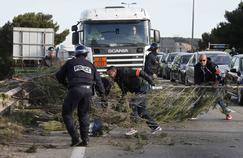 Police emit a road blocked by a dam on Tuesday, near the refineries Fos-sur-Mer (Bouches-du-Rhône).
