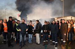 The striking workers blocked Tuesday morning, the access to the port of Saint-Nazaire, Loire-Atlantique.