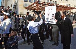 Une manifestation de juifs ultraorthodoxes réclamant la séparation stricte des hommes et des femmes, à Beit Shemesh en décembre 2011.